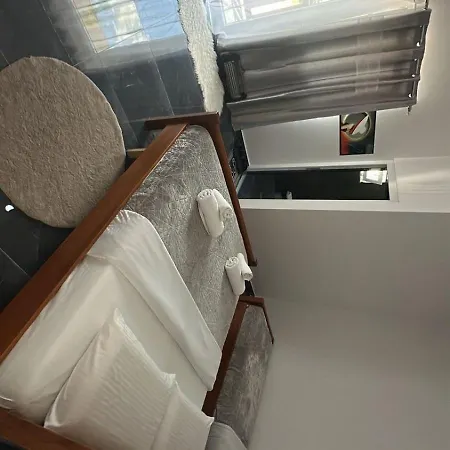 Otel Trojet E Mija *